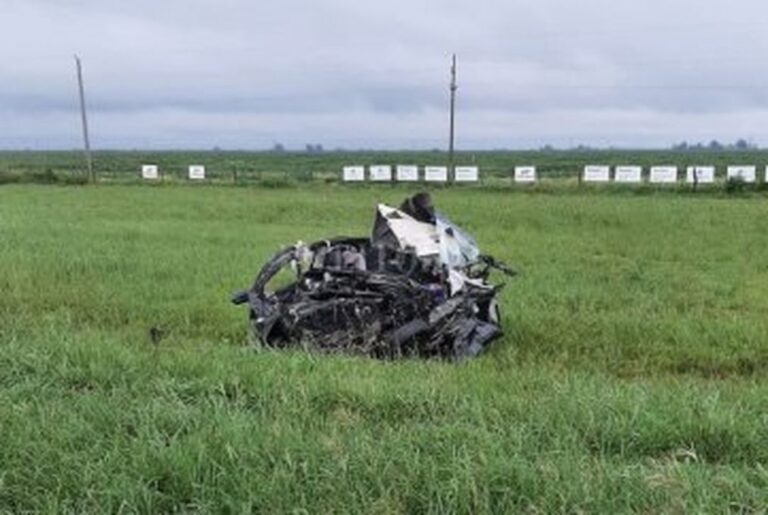 El auto de las víctimas fatales quedó reducido a una masa deforme de hierros retorcidos. Gentileza