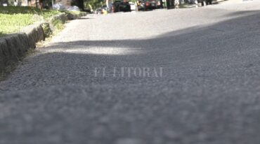 Bulevar y Alberdi. Desde hace meses el pavimento- sobre la izquierda- está hundido.  Captura de video - CYD Litoral