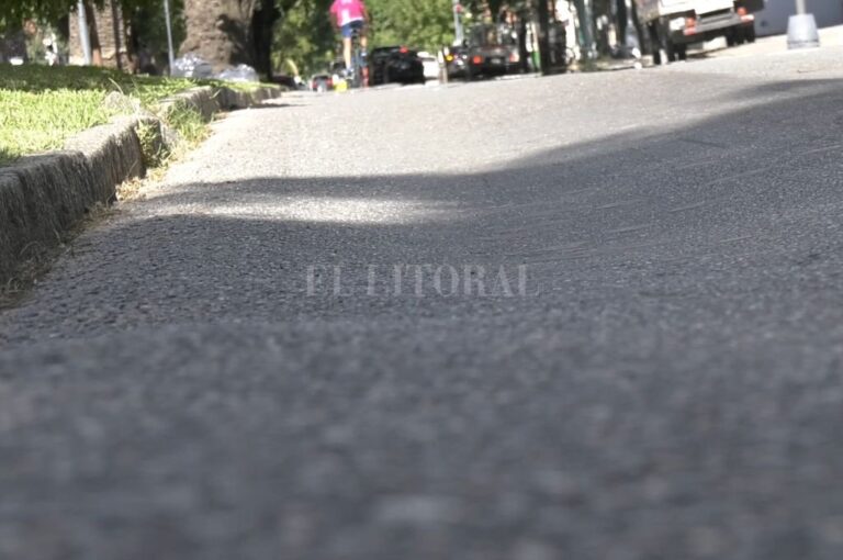 Bulevar y Alberdi. Desde hace meses el pavimento- sobre la izquierda- está hundido.  Captura de video - CYD Litoral