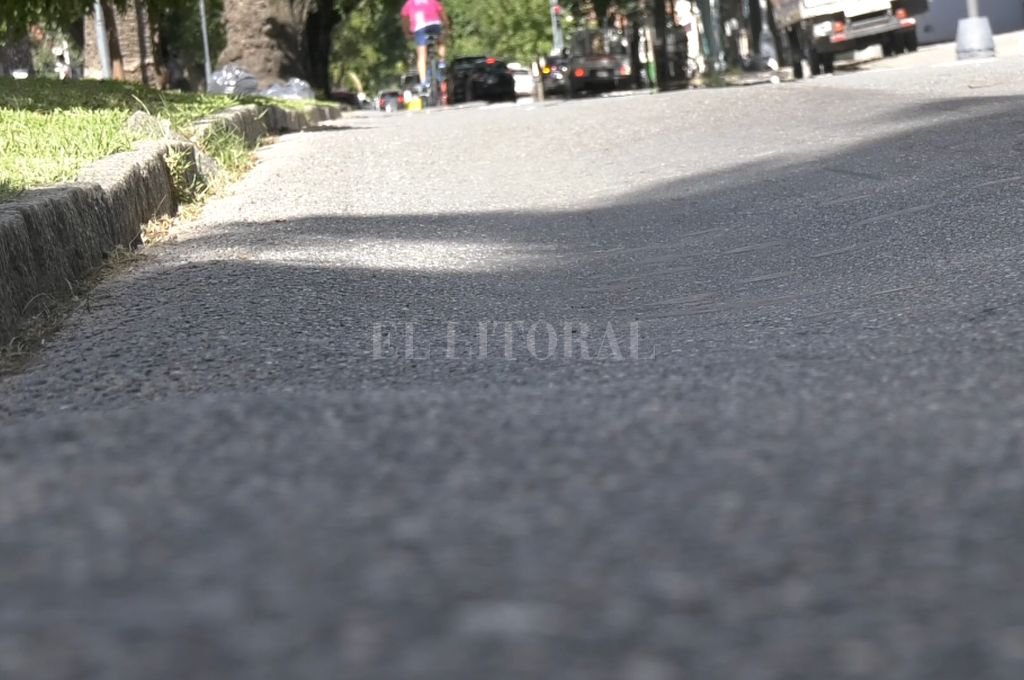 Bulevar y Alberdi. Desde hace meses el pavimento- sobre la izquierda- está hundido.  Captura de video - CYD Litoral