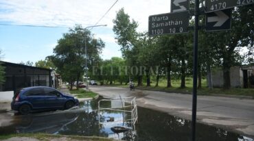 El charco de aguas servidas está "desde hace unas dos semanas"