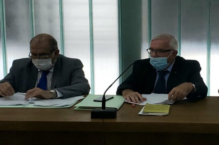 Barrandeguy (derecha) cuestionó duramente la investigación.