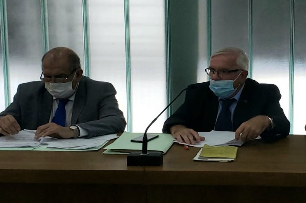 Barrandeguy (derecha) cuestionó duramente la investigación.