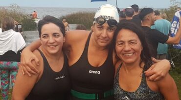 Silvina Crosa (centro) junto a sus compañeras de travesía