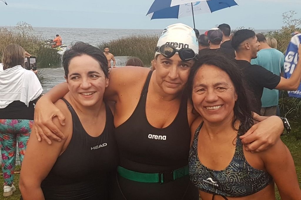 Silvina Crosa (centro) junto a sus compañeras de travesía