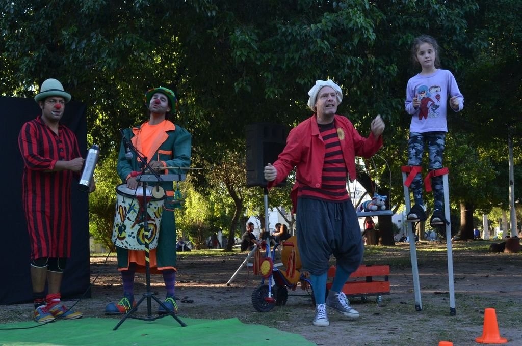 'Escenarios Callejeros' es el nuevo ciclo audiovisual del INT que aspira a poner en valor el teatro callejero recuperando esta tradición de teatro popular y a los colectivos teatrales que la integran.