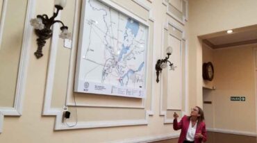 Trenes e hidrovía desde el Norte a los puertos el sur provincial y el océano; Autovía 19 hacia el Oeste y proyectarse al Pacífico; Autovía 18 port Entre Ríos al Este con un nuevo puente sobre el Paraná. Lucrecia D´Jorge explicó sobre el mapa el juego crucial del Santa Fe.   Gentileza