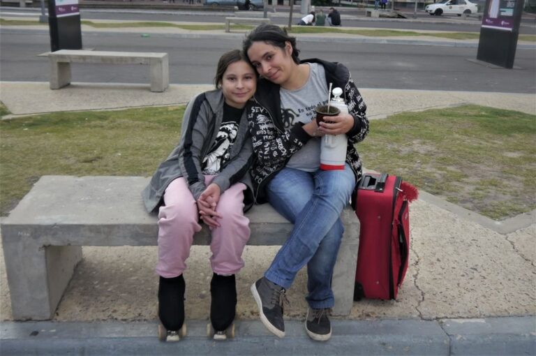 Isis codo a codo junto a su mamá y en la búsqueda de un objetivo.