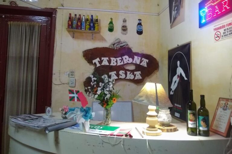 En la sede de Urrundik se desarrollan talleres de danzas vascas