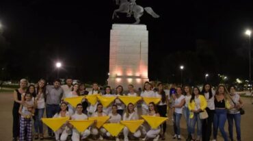 El 14 de marzo la plaza San Martín lució de color amarillo para visibilizar la enfermedad y poder ser escuchadas. Gentileza.