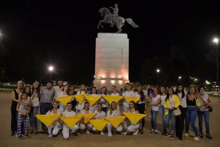 El 14 de marzo la plaza San Martín lució de color amarillo para visibilizar la enfermedad y poder ser escuchadas. Gentileza.