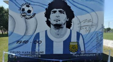 Diego y su imponente imagen en el club Cultural de Aranguren.