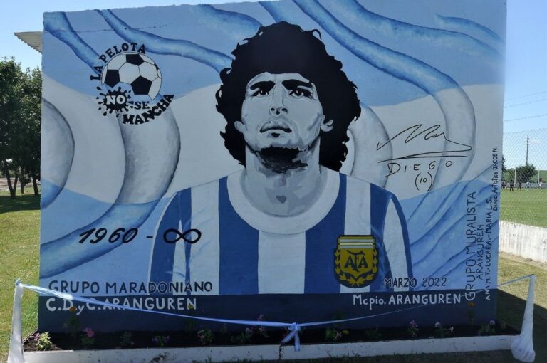 Diego y su imponente imagen en el club Cultural de Aranguren.