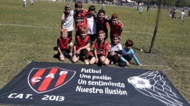 Los pequeños de la categoría 2013 de Patronato de Paraná lucen su colorida bandera.
