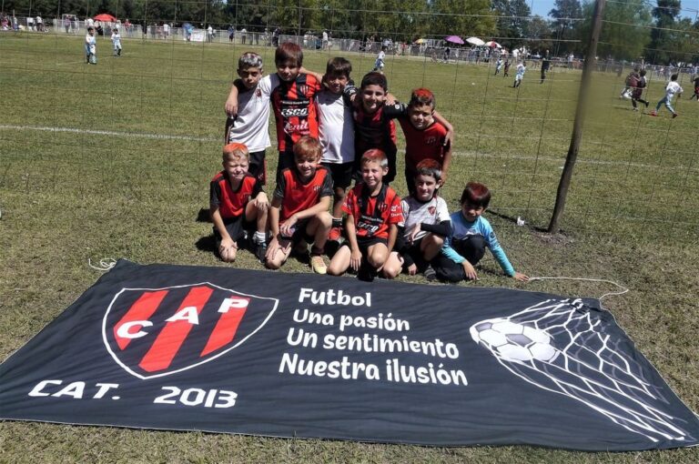 Los pequeños de la categoría 2013 de Patronato de Paraná lucen su colorida bandera.