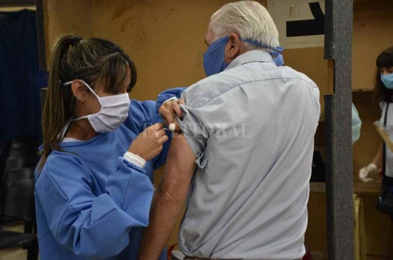 La foto muestra la vacunación antigripal en la ciudad apenas 15 días de iniciado en Aislamiento Social