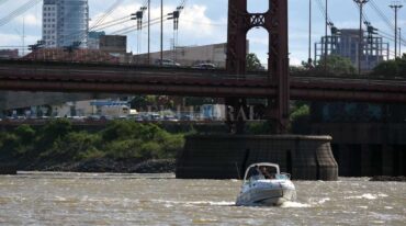 Desde inicios de marzo el río se mantiene por encima del metro