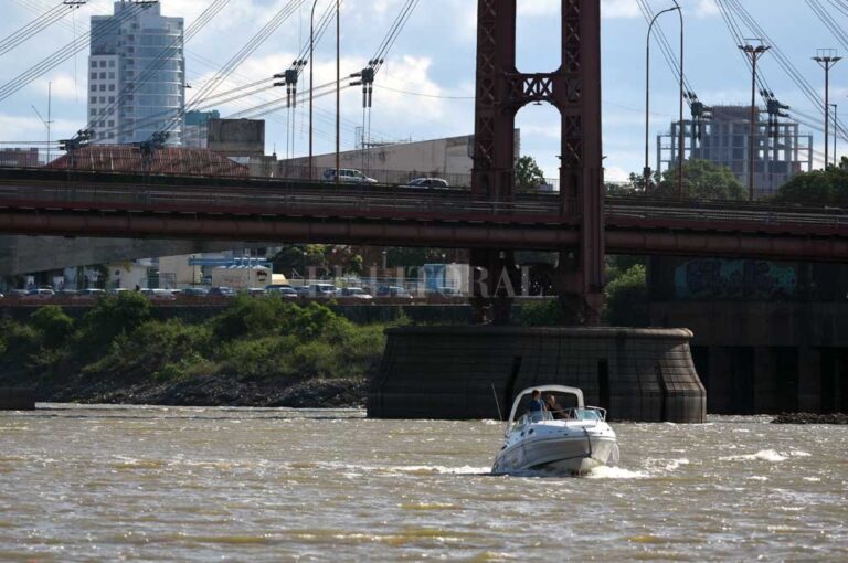 Desde inicios de marzo el río se mantiene por encima del metro