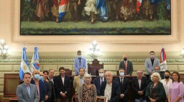 Familiares de Celina Kofman y diputados al momento del reconocimiento brindado ayer por el pleno del cuerpo. Gentileza: prensa Cámara de Diputados de la Provincia.
