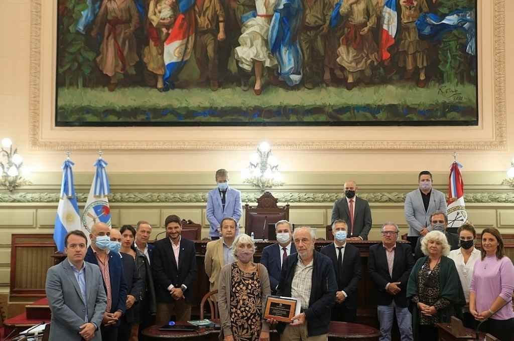 Familiares de Celina Kofman y diputados al momento del reconocimiento brindado ayer por el pleno del cuerpo. Gentileza: prensa Cámara de Diputados de la Provincia.