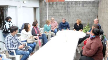 Jatón y Frana junto a los vecinos del barrio. Gentileza