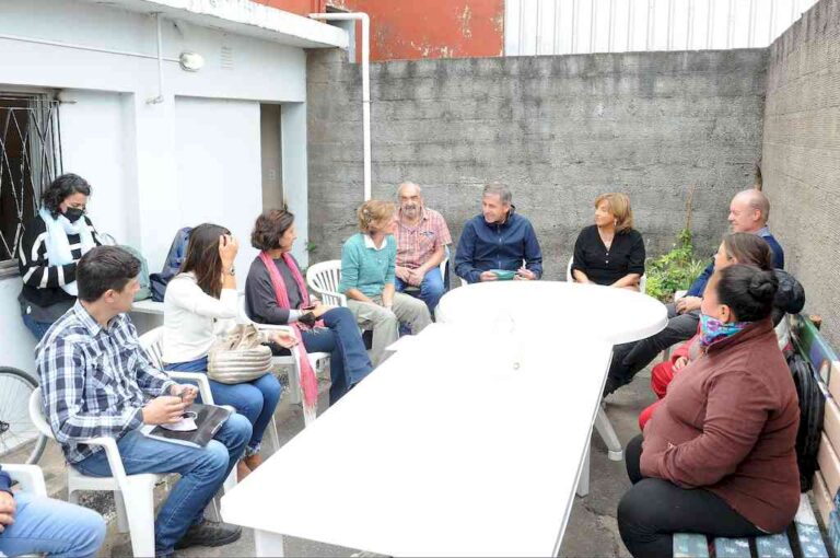 Jatón y Frana junto a los vecinos del barrio. Gentileza