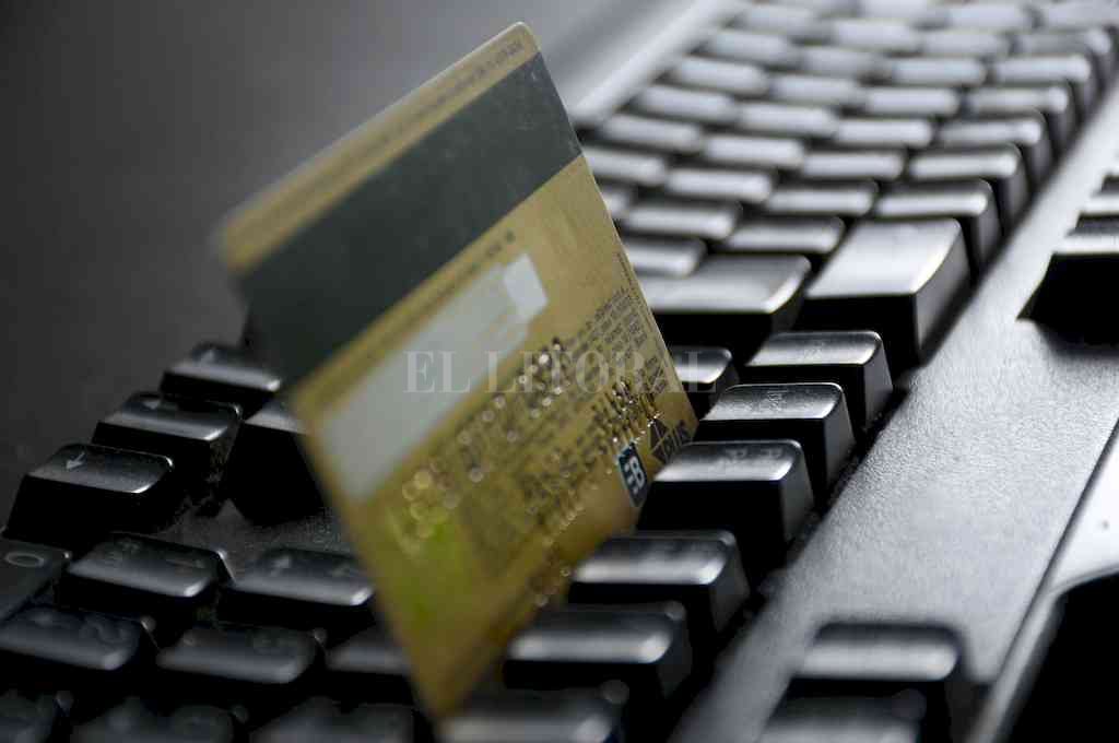 La víctima hizo transferencias por más de cuatro millones de pesos en un lapso de varios meses. Archivo El Litoral