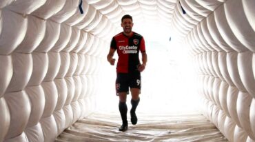 Juanchón derecho al túnel de los jugadores queridos por los hinchas. Gentileza.