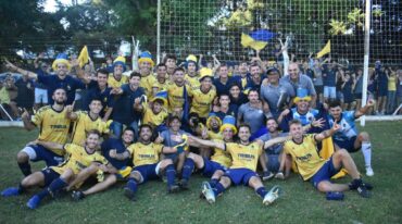 El conjunto de la capital provincial festejó en María Juana. Gentileza: prensa Liga Santafesina de Fútbol.