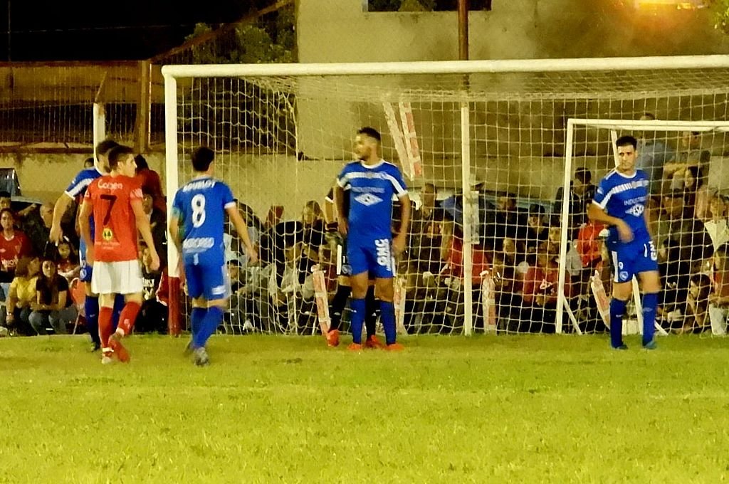 Deportivo Urdinarrain le ganó como visitante a Central Larroque y buscará definir la serie en casa. Prensa Central Larroque