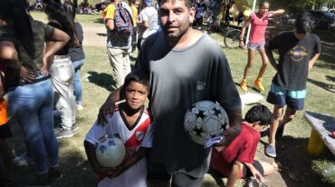 El profe Jonatan junto a uno de sus dirigidos del club barrial. Un gran ejemplo.