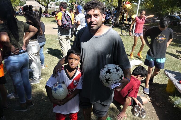El profe Jonatan junto a uno de sus dirigidos del club barrial. Un gran ejemplo.