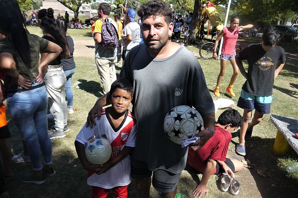 El profe Jonatan junto a uno de sus dirigidos del club barrial. Un gran ejemplo.