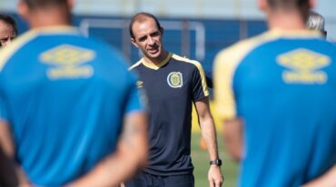 Leandro Somoza dirigió su primera práctica. Gentileza: prensa Rosario Central.