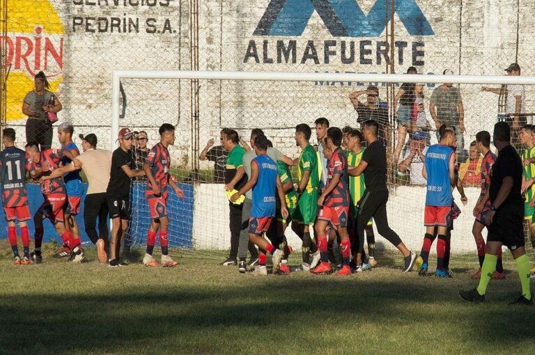 La Liga Paranaense de Fútbol aplicó severas sanciones para los implicados en los disturbios. Análisis Digital