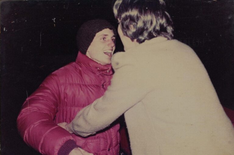 Miguel Savage desciende del Camberra y su padre registra el momento del reencuentro con su madre. Gentileza.