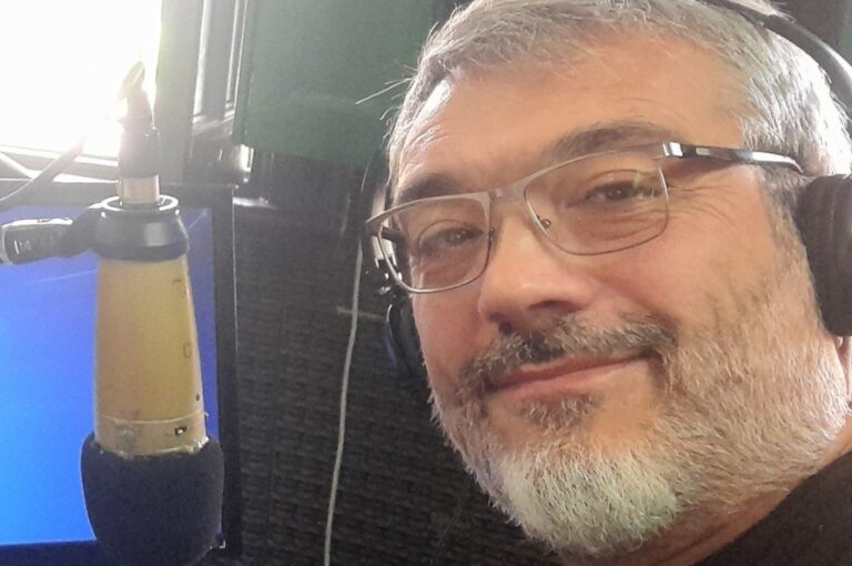 Alejandro Videla en la conducción de "Bitácora Malvinas". Gentileza.