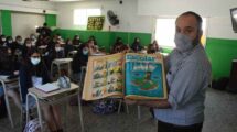 El "Profe" Mariano Rinaldi muestra el libro con los suplementos escolares del diario El Litoral