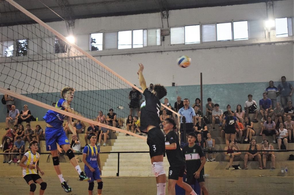 Los finalistas del año pasado en Sub 18 masculina vuelven a ser protagonistas. Paracao Azul ya venció a su homónimo Amarillo; Unión Agrarios Cerrito recibe a Estudiantes. Créditos: Luis Gómez