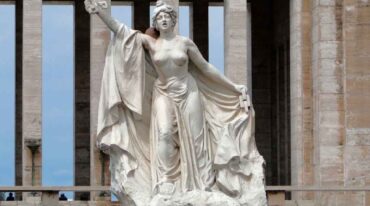 Escultura de La Libertad o La República de Lola Mora en el Monumento a la Bandera Nacional