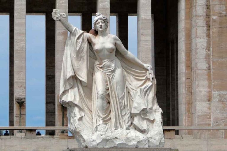 Escultura de La Libertad o La República de Lola Mora en el Monumento a la Bandera Nacional