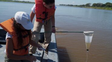 Se realizan mediciones y se toman muestras para hacer un relevamiento del hábitat fluvial