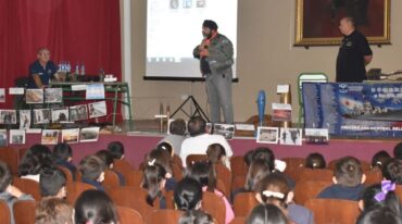 Integrantes del Centro de Veteranos de Concordia dieron charlas en escuelas durante toda la semana pasada.