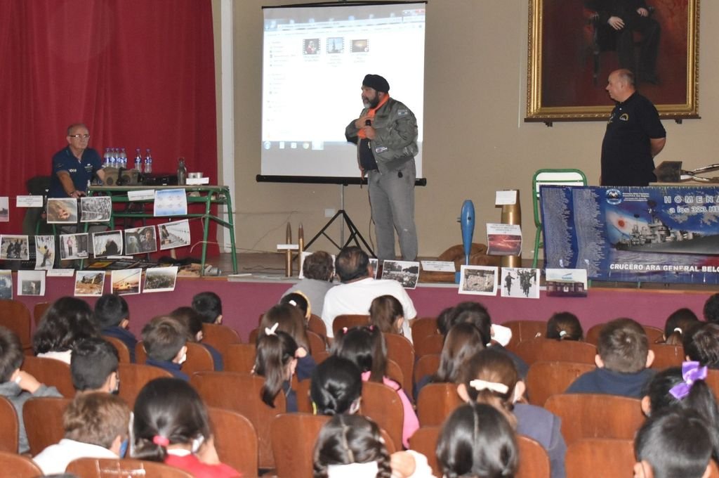 Integrantes del Centro de Veteranos de Concordia dieron charlas en escuelas durante toda la semana pasada.