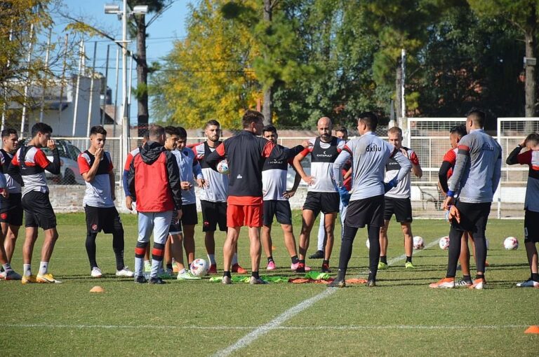 El Negro analiza no incorporar un futbolista en reemplazo de Fabio Vázquez.  Prensa Patronato