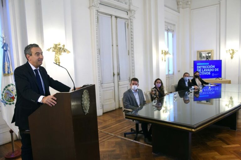 El Ejecutivo rosarino presentó el proyecto que ingresará al Concejo para mejorar el control de lavado de activos en la ciudad. Mun. de Rosario