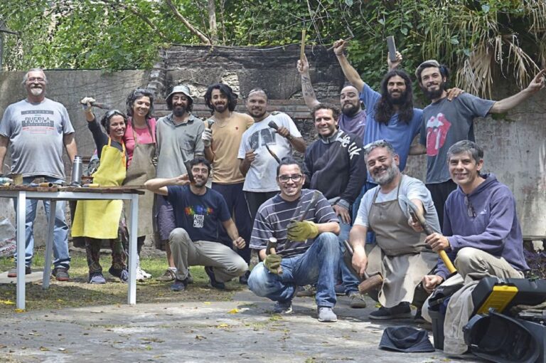 El patio del Museo y Mercado de Artesanías se convierte los jueves en sede de los talleristas.