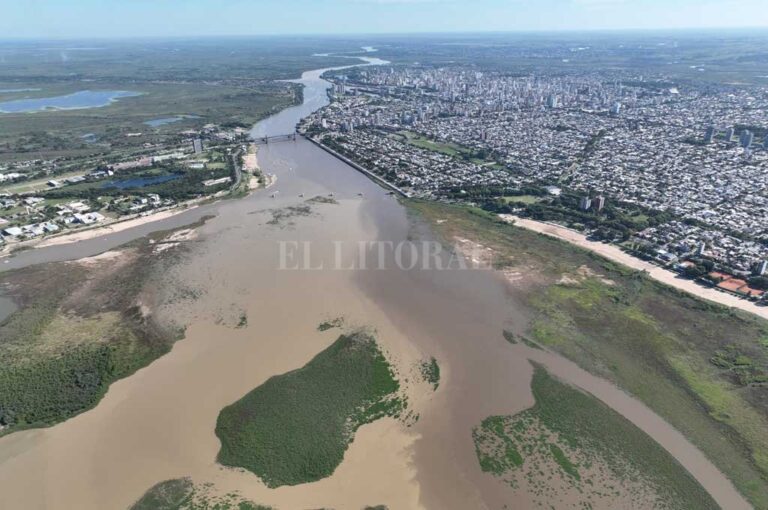 Desde el drone. La imagen de la Laguna Setúbal y la ciudad de Santa Fe fue captada el 28 de marzo de 2022. Fernando Nicola (Drone)