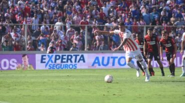 Gastón González patea el penal que le permitió ganar a los rojiblancos. Eduardo Seval.