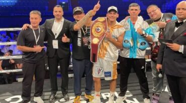 Brian Arregui junto al Chino Maidana y el resto de su equipo